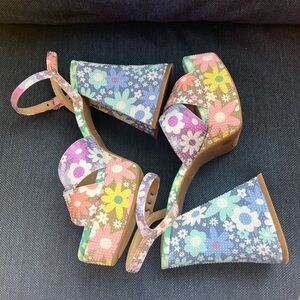 Gianni Bini Daisy Flower pink Blue yellow heels